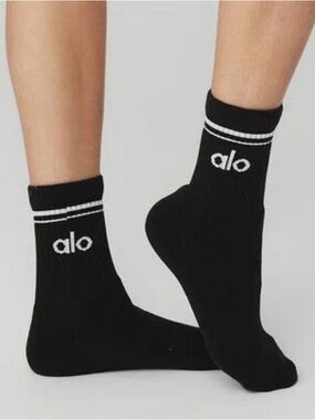 Alo Yoga Unisex Half-Crew Throwback Socks, ribbed cuff black with white stripNWT
